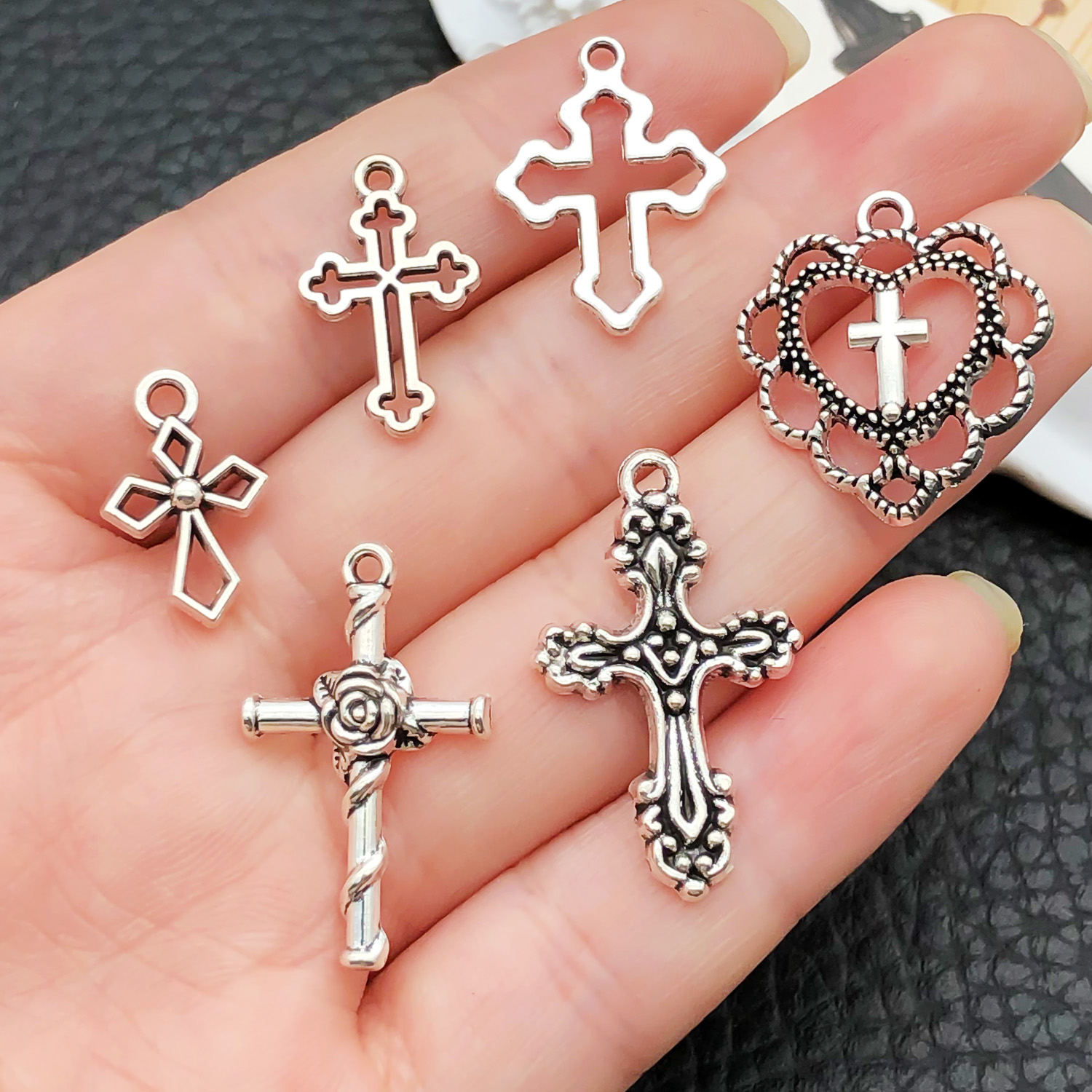 52 قطعة من المعلقات المتقاطعة  - مراجعة Jewelry Making Degree وسعره